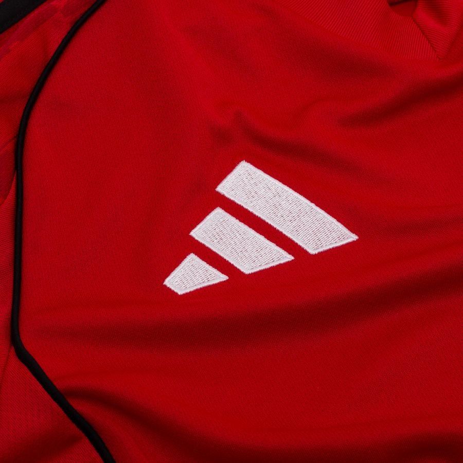Manchester United home shirt 2025-26