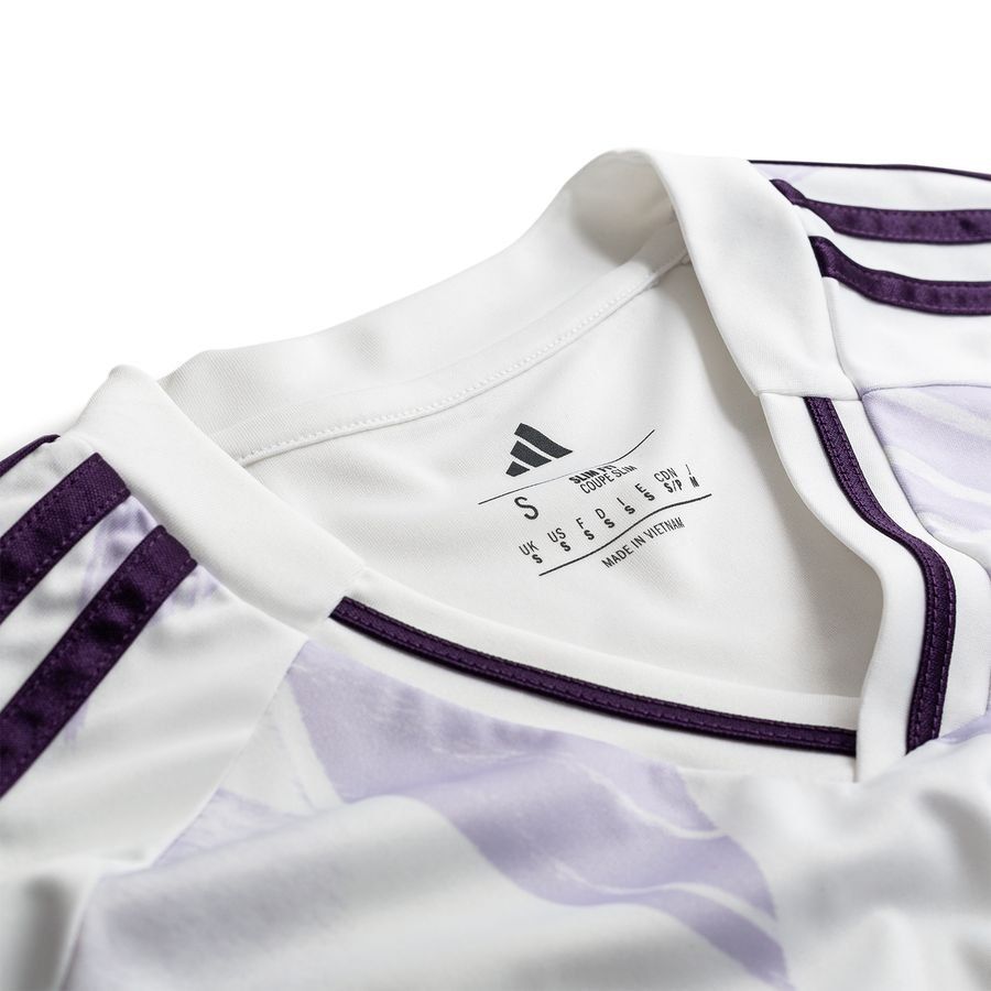 Manchester United away shirt 2025-26
