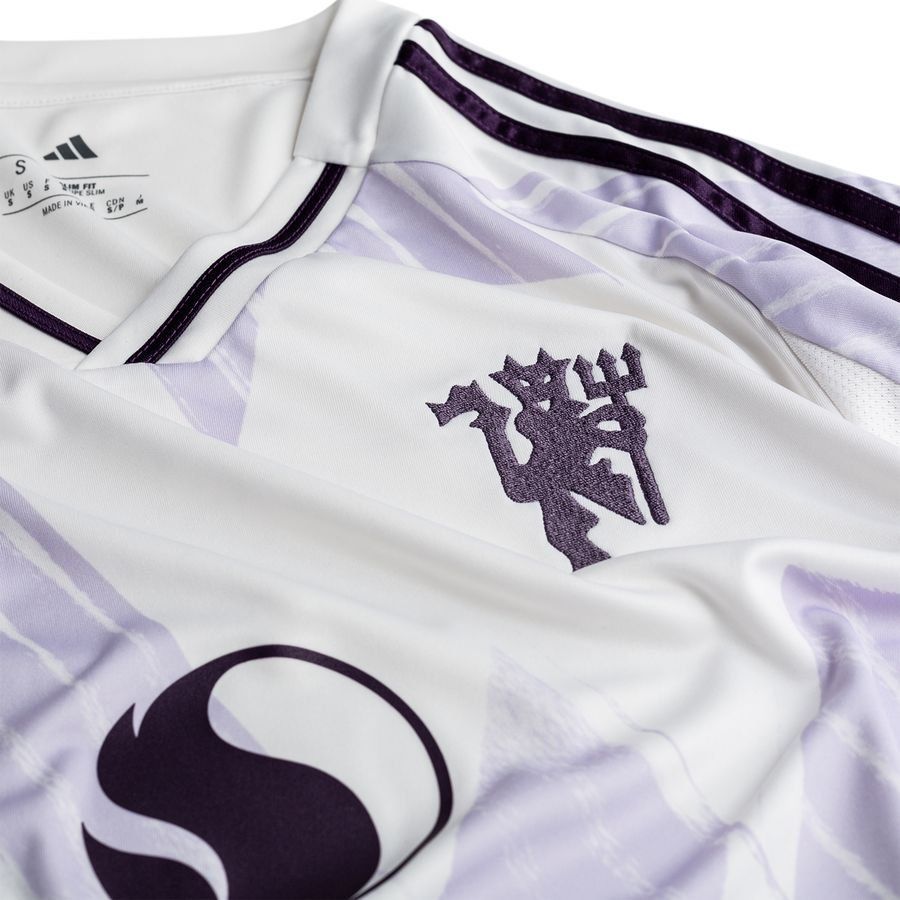 Manchester United away shirt 2025-26